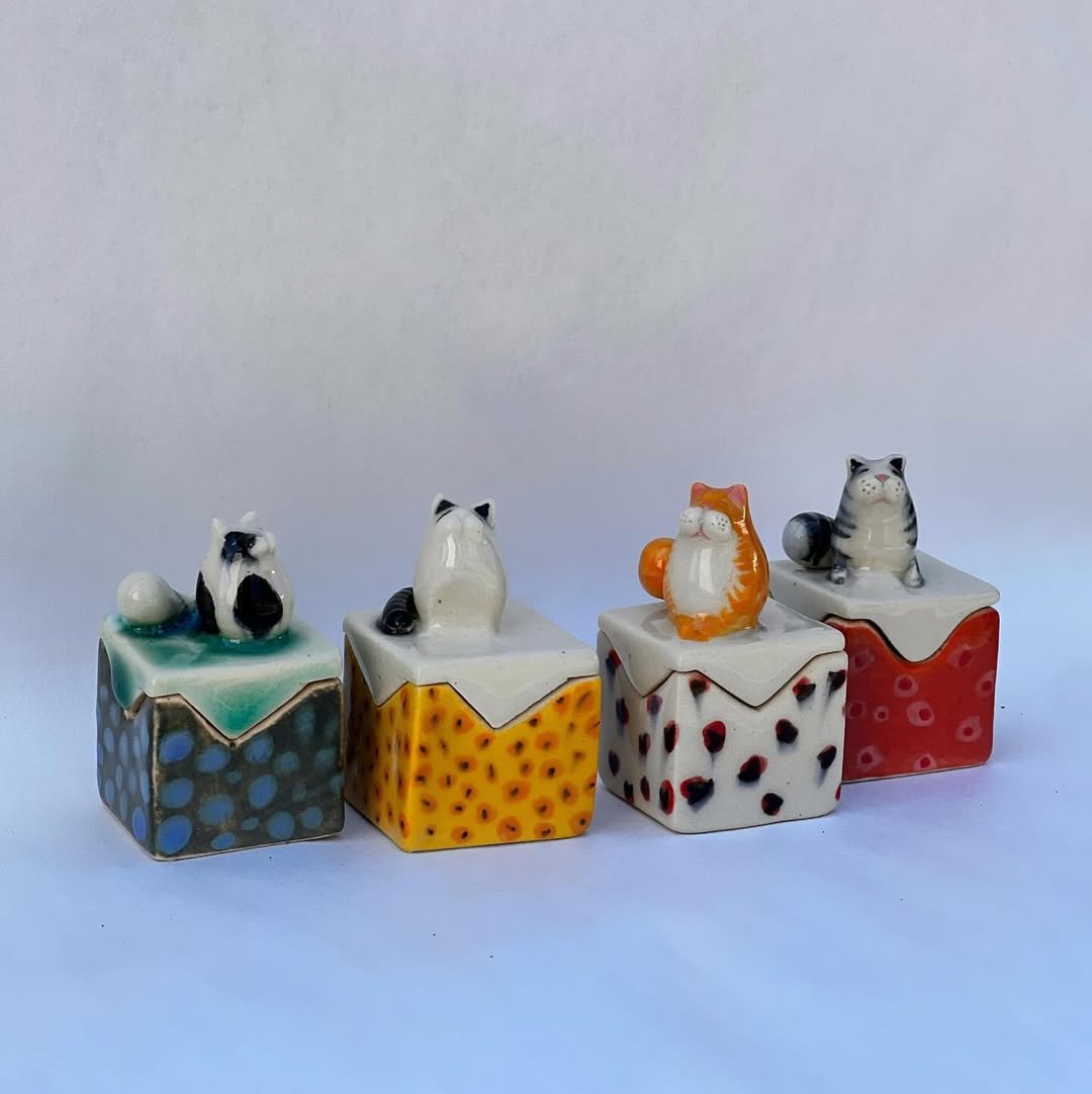 521315872_18495703789064504_5723845938069476129_n Cat Ceramic Ring Box – Color Dot Series - Image 1