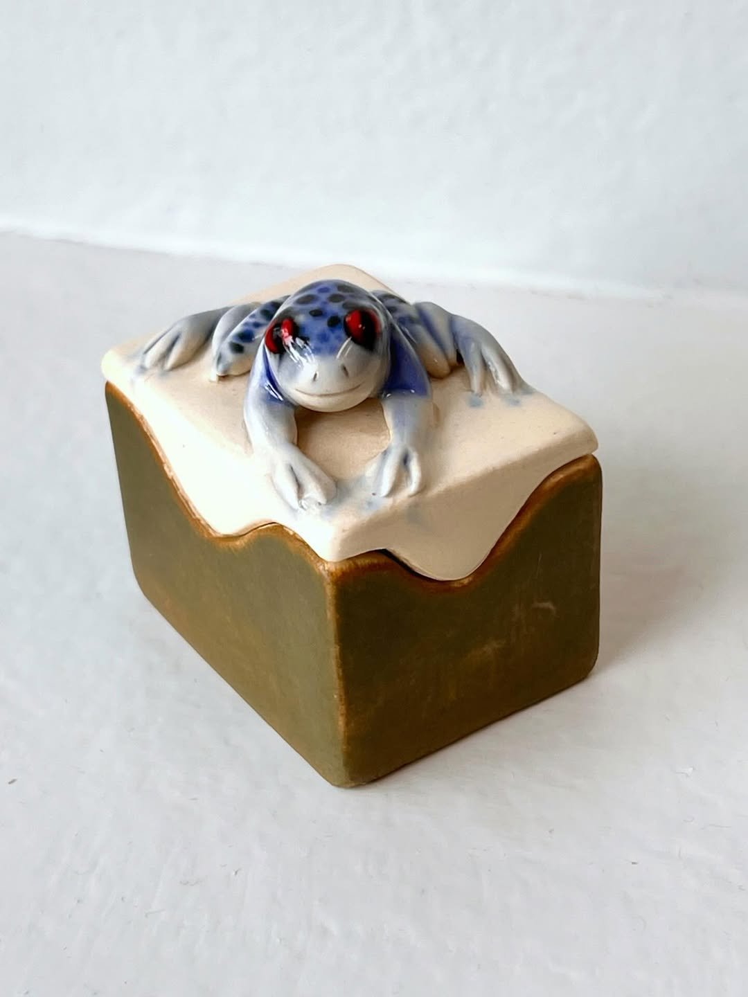 524910135_18497406115064504_6733822737859510783_n Blue Spotted Frog Ceramic Box - Image 1